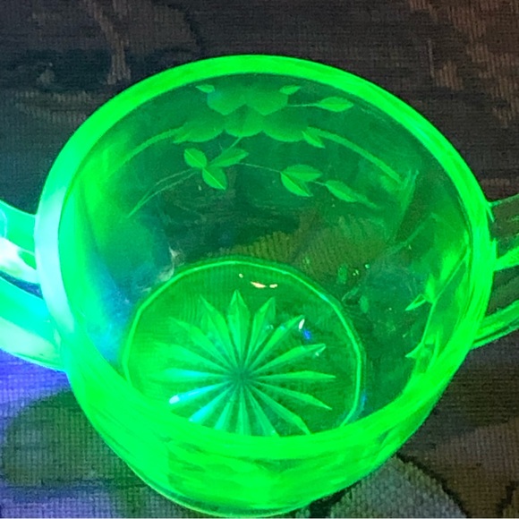 Vintage Vaseline Or Uranium Sugar Bowl Depression Glass - Picture 7 of 10